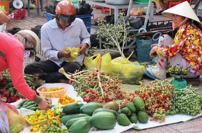 Chợ nổi bán đủ loại hoa quả ngày Tết - ảnh 3